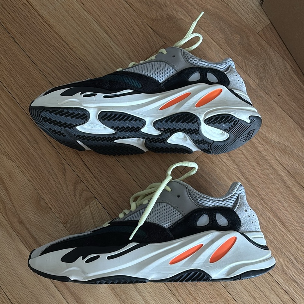 Yeezy 700 Boost Wave Runner B75571 YZY Kanye Sneaker Solid Grey/Chalk White/Core - Picture 5 of 11